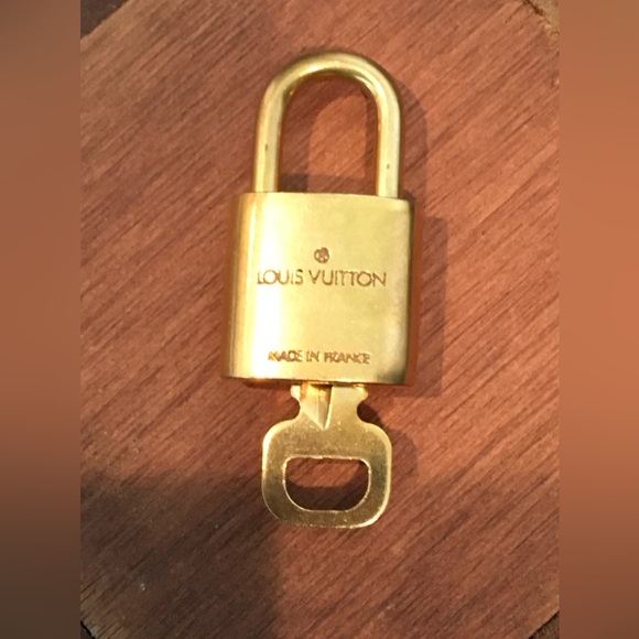 Louis Vuitton lock and key with unbranded chain - Picture 3 of 4